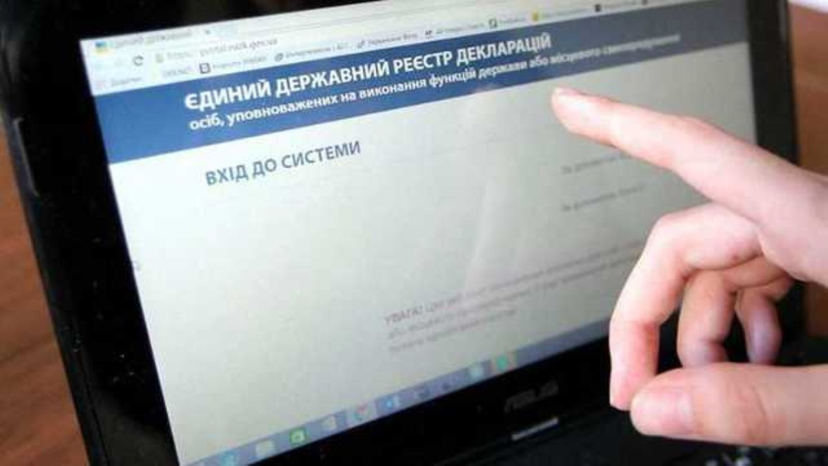 НАПК просят проверить подчиненного Маркаровой, который утверждает, что живет на 40 тыс. грн в год