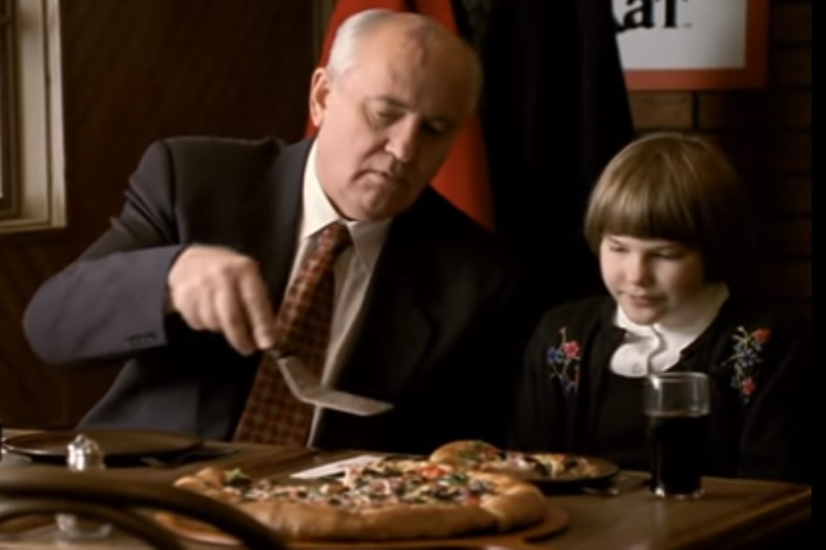 «Я глава государства, есть пиццу я не смогу». Горбачев снялся в рекламе, теперь оправдывается