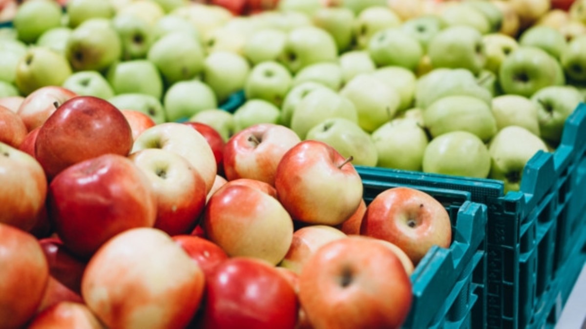 Дороже, чем в Польше: в Украине выросли цены на яблоки