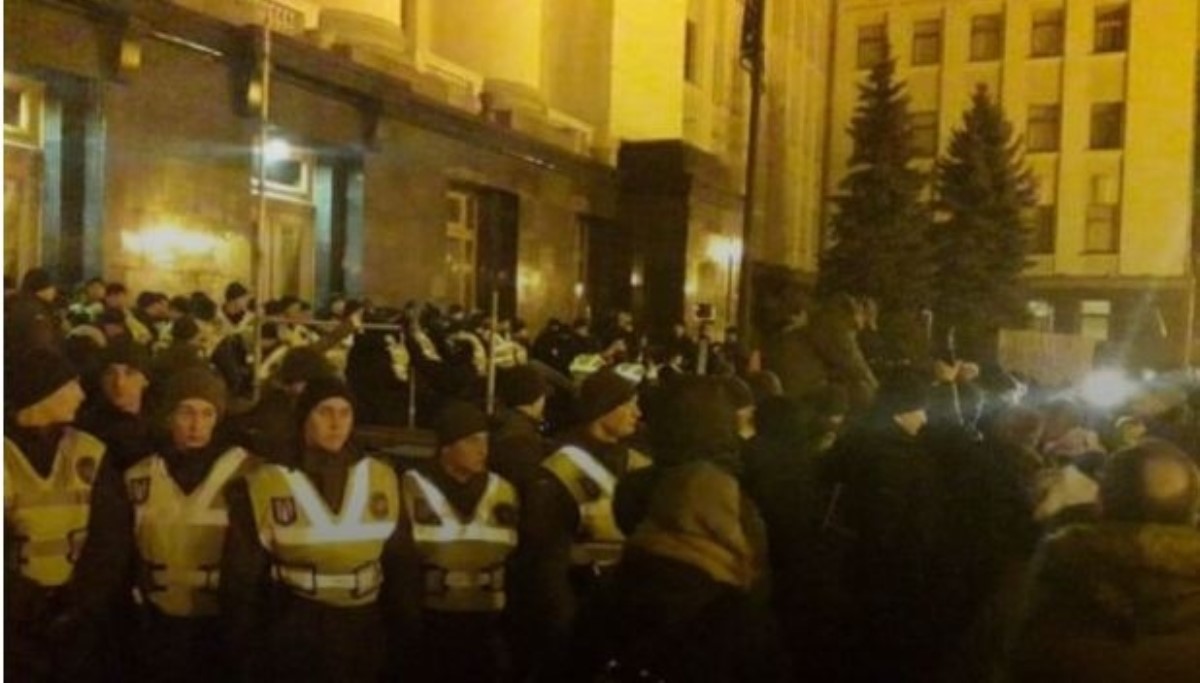Под окна Зеленского стянули автозаки: ситуация в Киеве накаляется