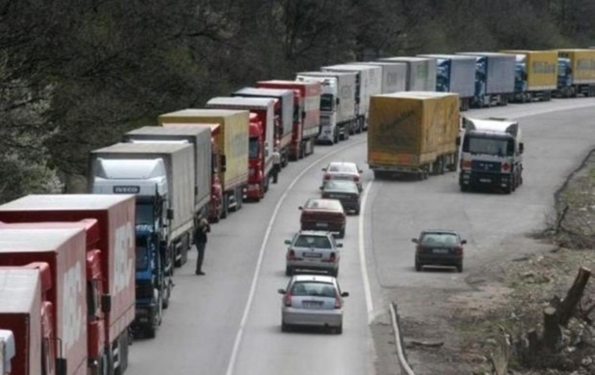 На границе с Польшей образовалась очередь из 800 грузовиков