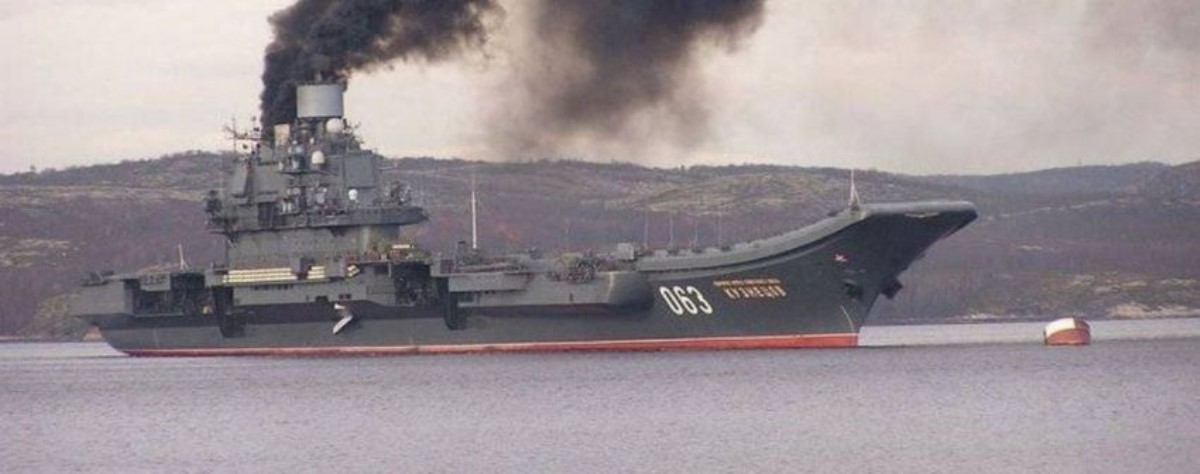 Путинский крейсер-барбекюшница горит уже сутки