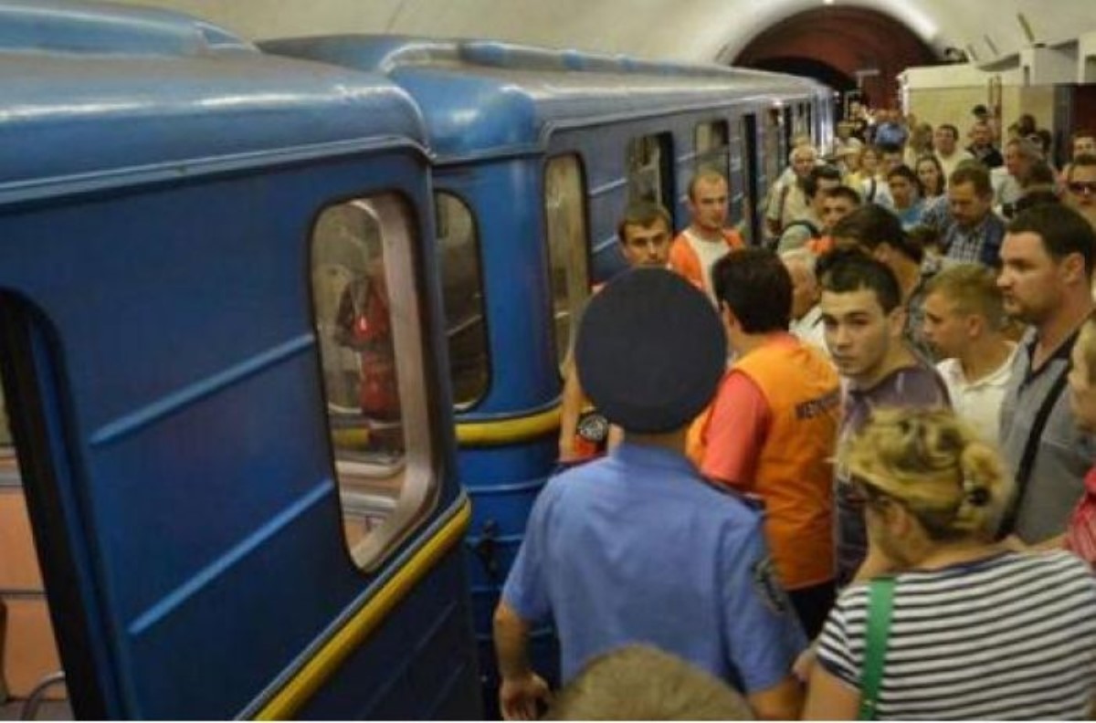 Пассажирка киевского метро ярко "отожгла для публики"