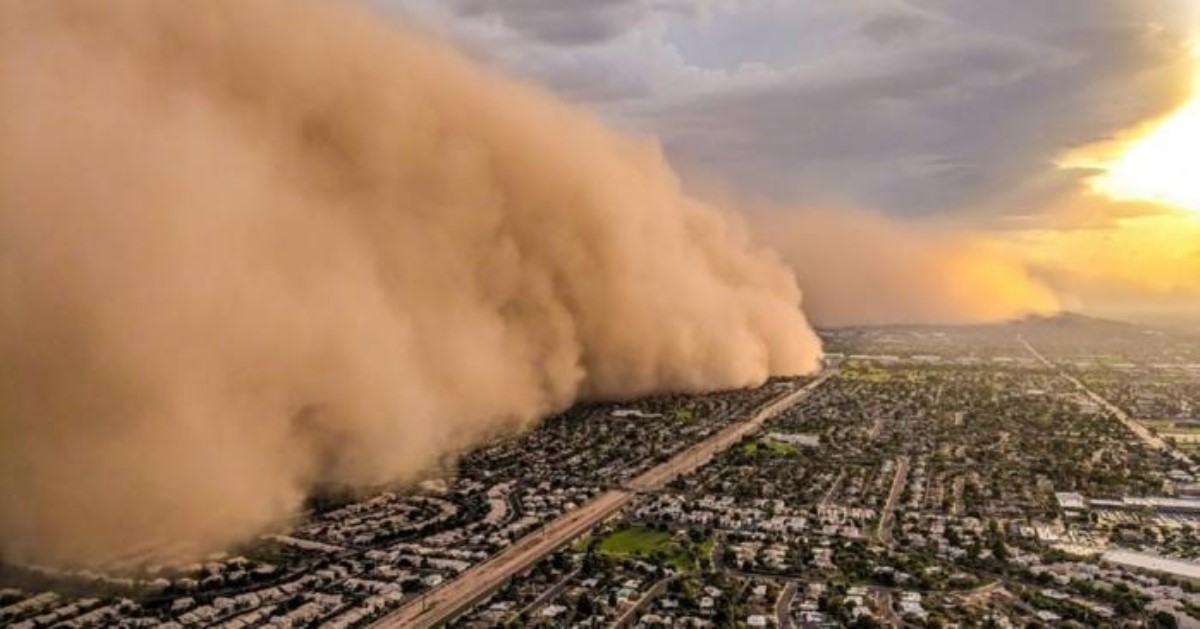 Сносила людей и машины: впечатляющие кадры песчаной бури в Израиле