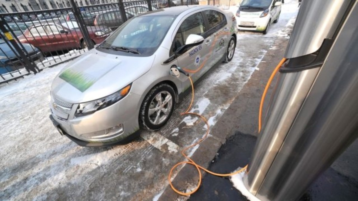 Владельцы электрокаров бьют тревогу: что делать с авто зимой