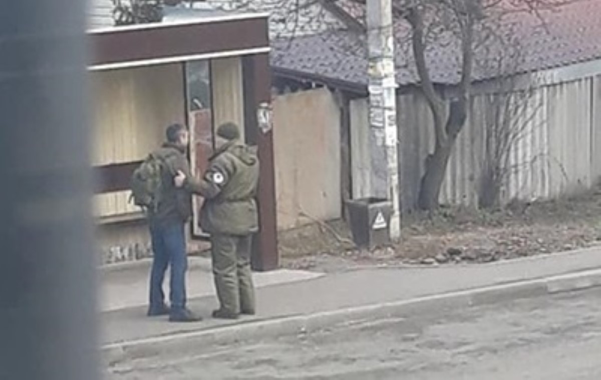 Под Киевом обстреляли колонну военных