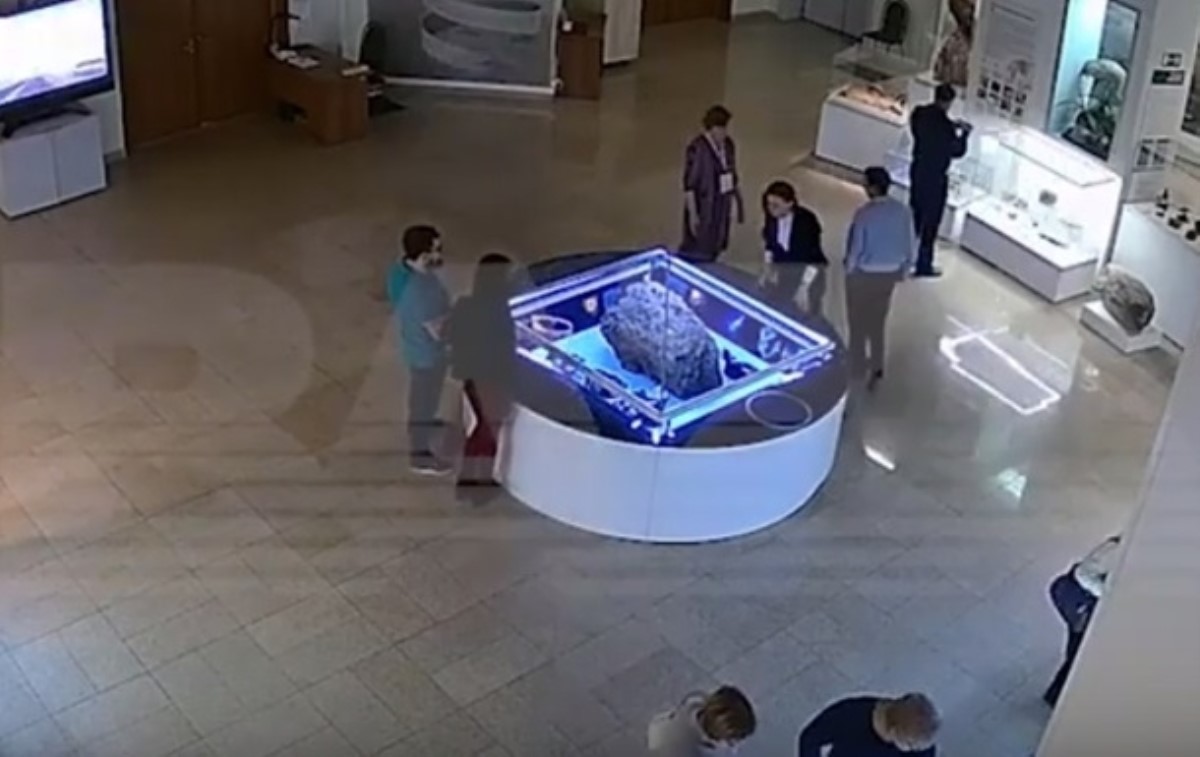 Челябинский метеорит не на шутку встревожил сотрудников музея. Видео