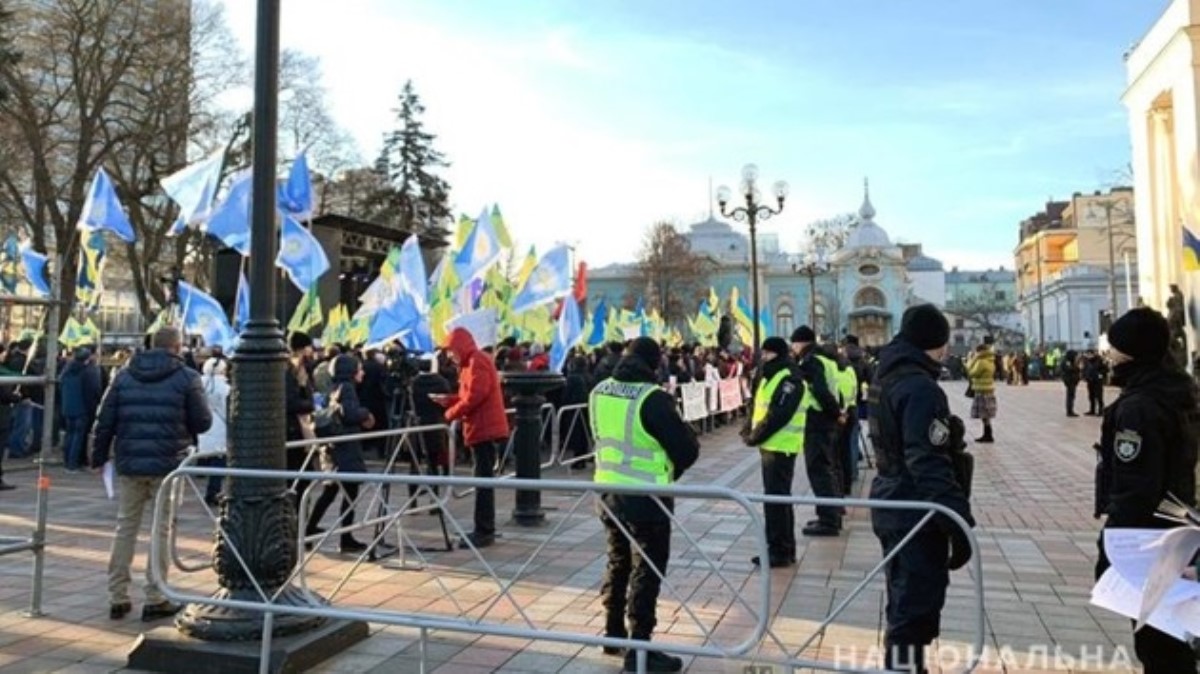 В центр Киева из-за протестов снова стянули силовиков