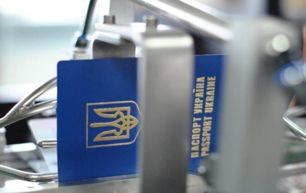 Правительство обязало украинцев ездить в РФ только по загранпаспортам