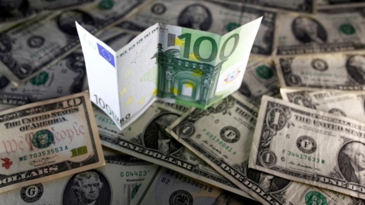 В Украине рекордно упал курс евро