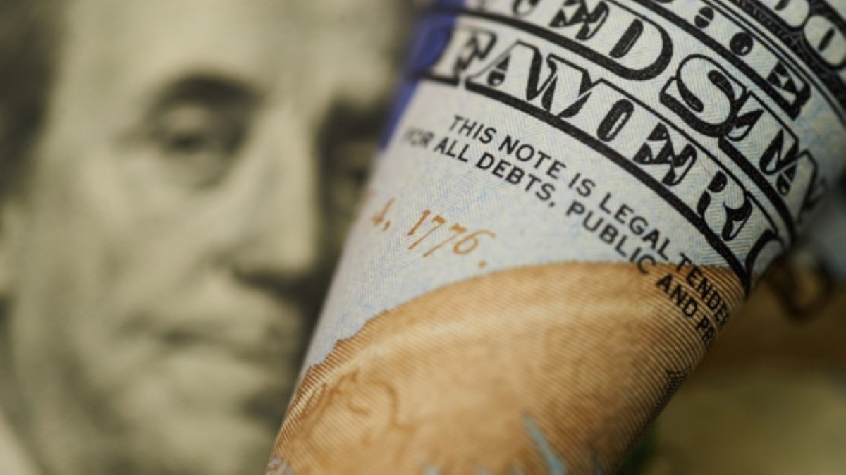 Доллар уверенно падает: почему укрепляется гривна