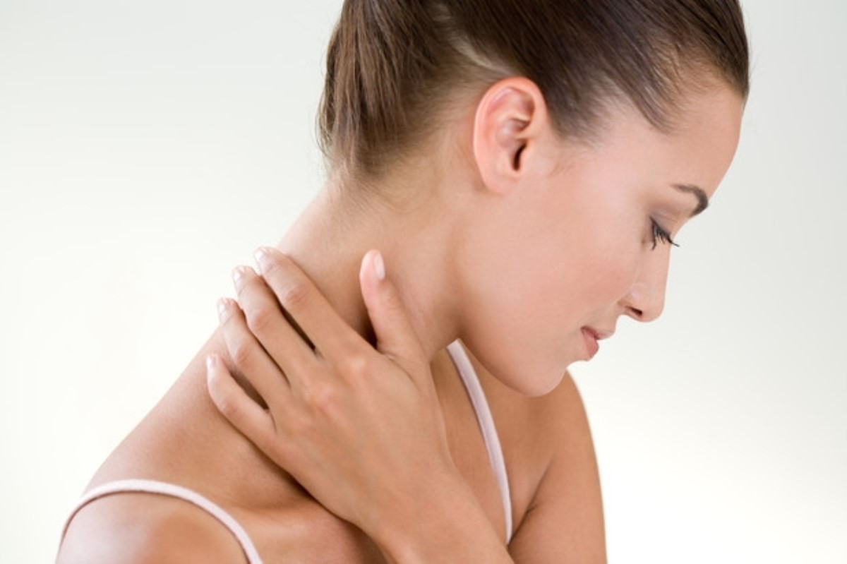 Как помочь себе при боли в шее, которая отдает в руку