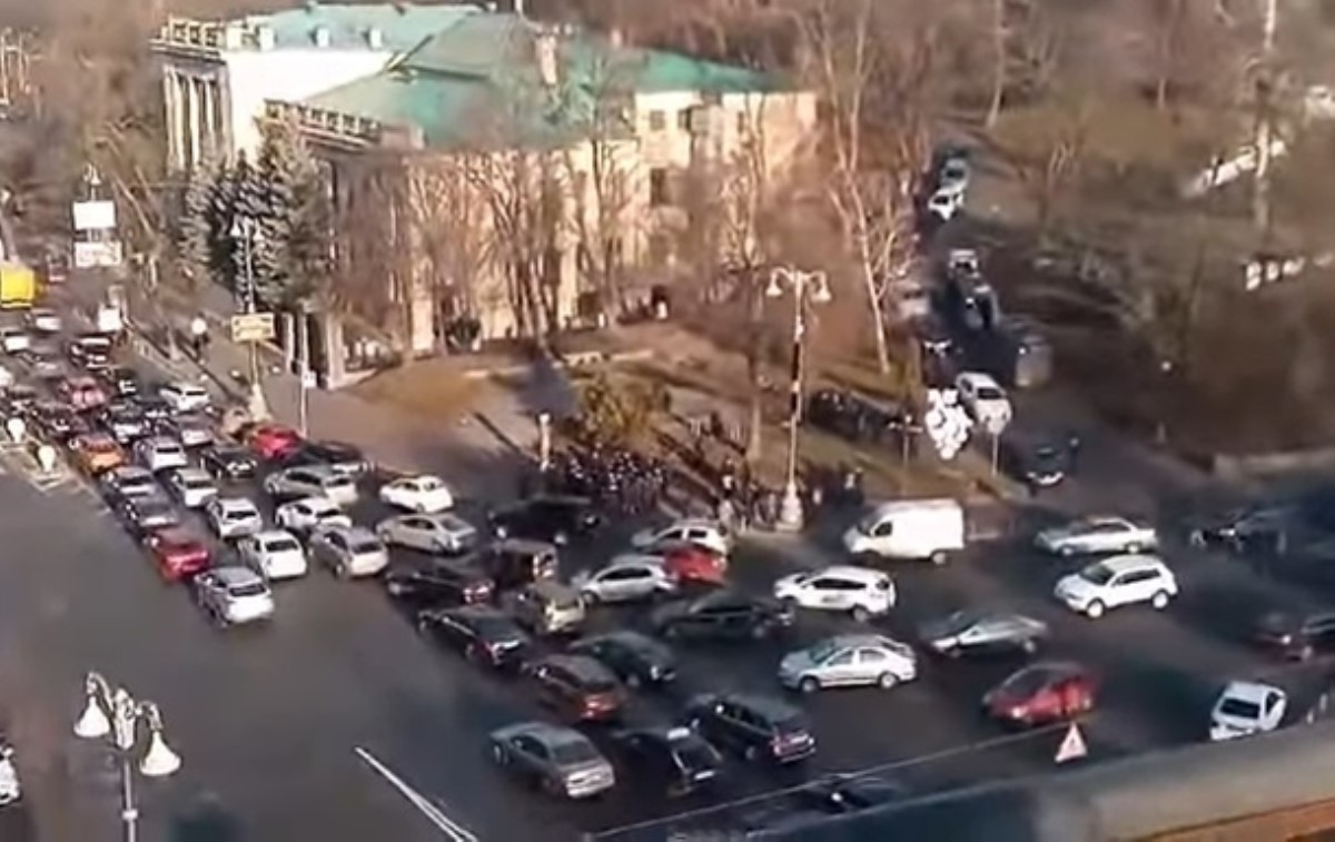 В центре Киева компания бросила в полицейских гранату. Видео