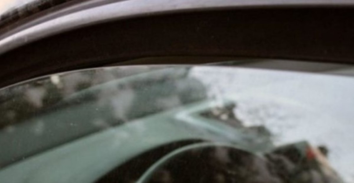 Почему некоторые опытные водители зимой приоткрывают окно в авто 