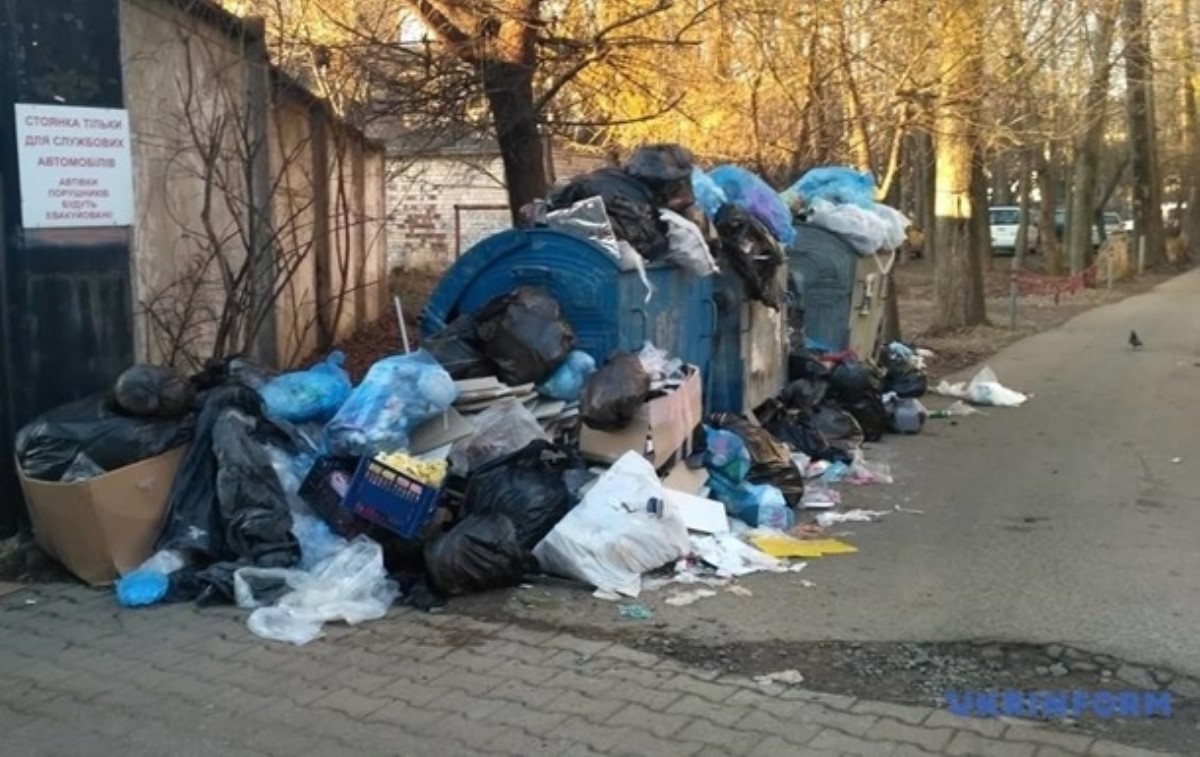 В Черновцах прекратили вывозить мусор. Фото