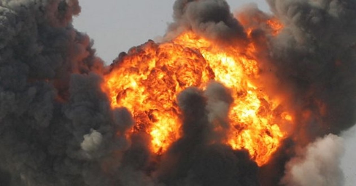 Донецк сжался от адских взрывов: «гупает» мощно, взрывной волной «колотит» окна