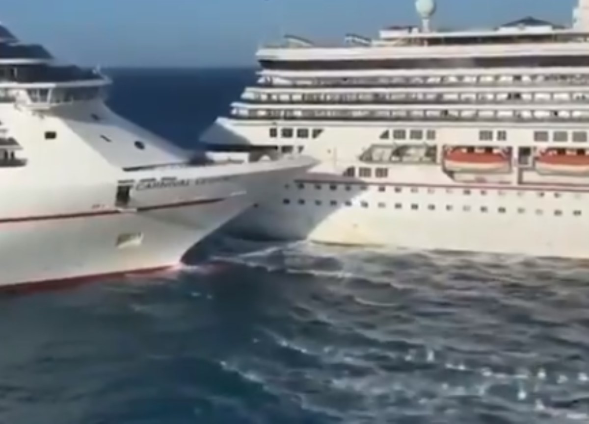 Как на "Титанике": в Мексике столкнулись два круизных лайнера