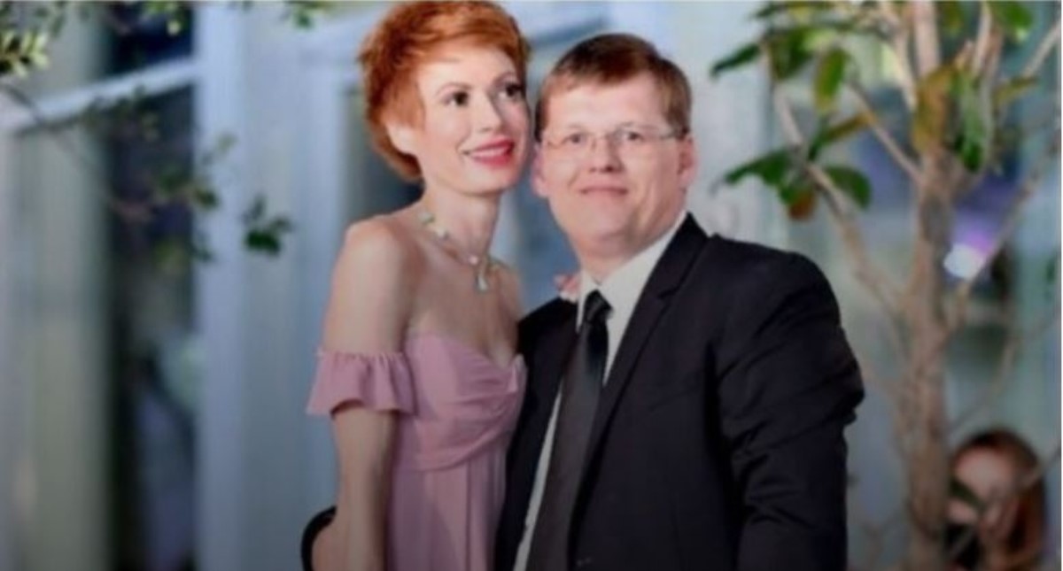 Закружил под елкой: счастливая невеста Розенко похвасталась романтичным вечером