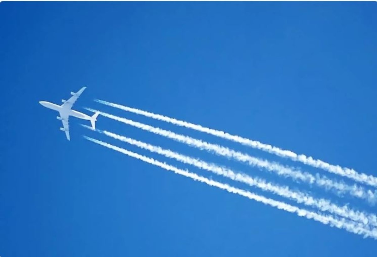 Почему самолёты оставляют следы в воздухе?