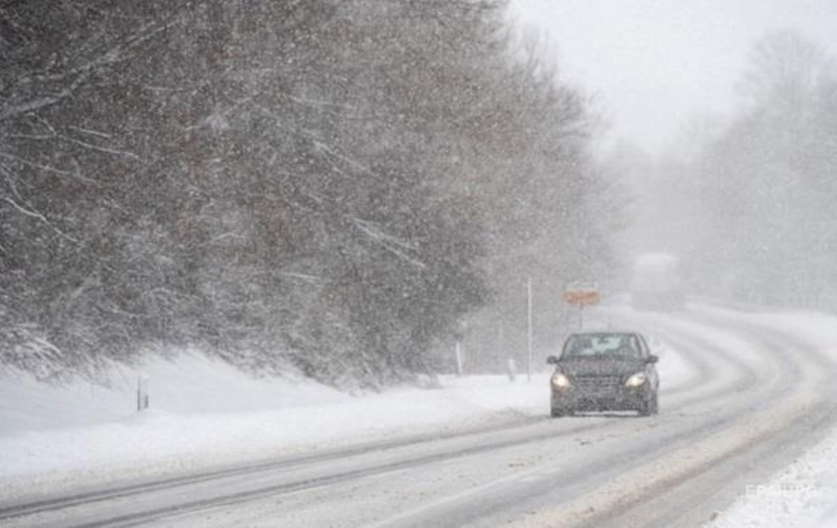 Из-за снегопадов в Украине ограничили движение транспорта