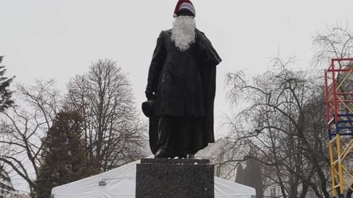 Памятник Пушкину превратили в Санта Клауса