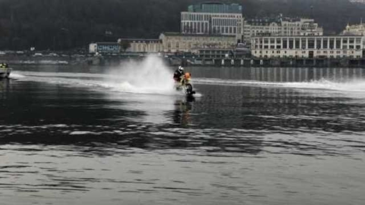 5 км по воде: в Киеве мотоциклист пересек Днепр