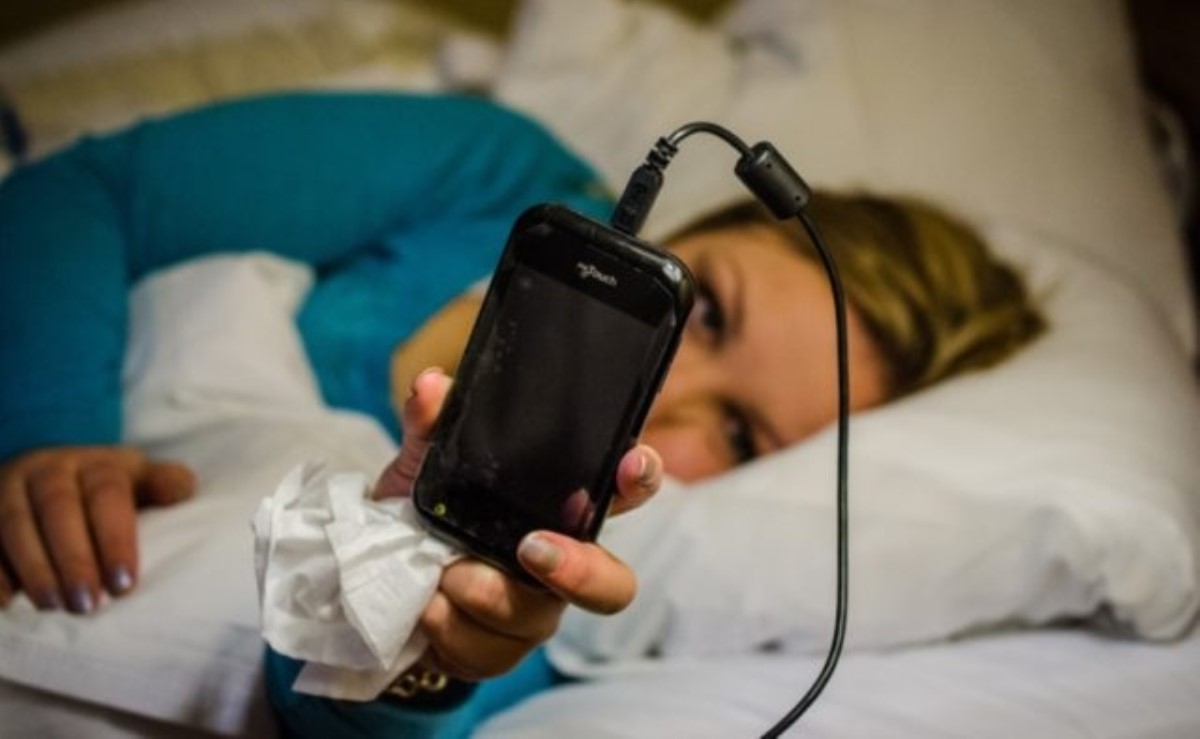 Эксперты назвали опасность ночной зарядки смартфона