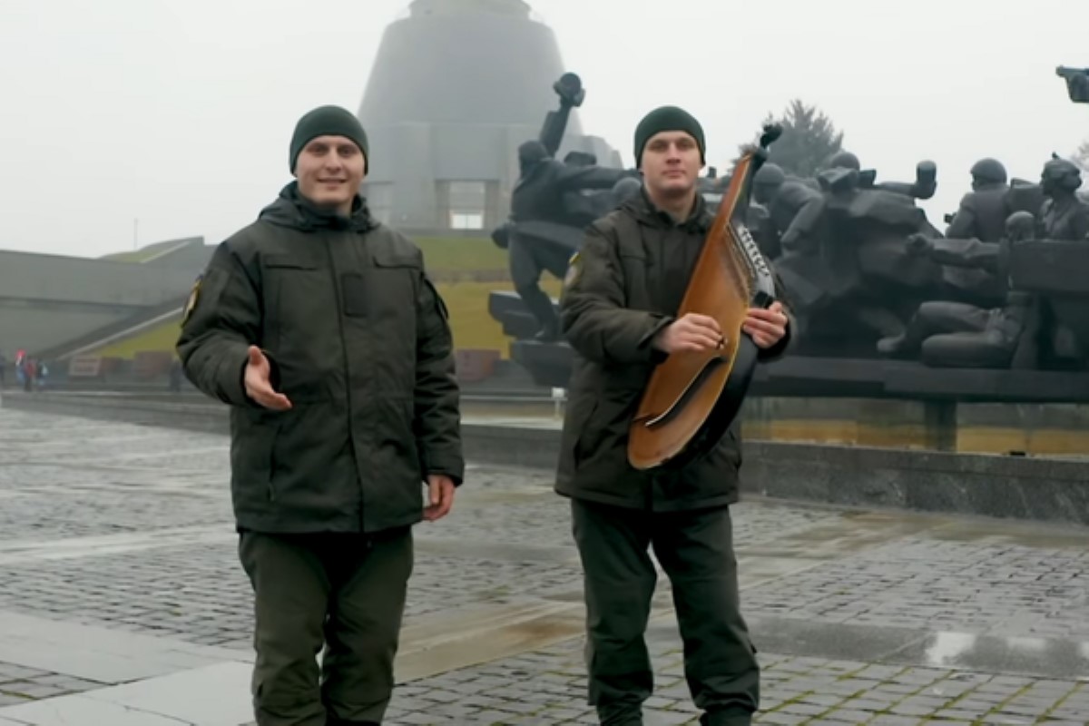 "Пусть дома наполнятся миром!" Нацгвардейцы приятно удивили легендарным "Щедрыком"