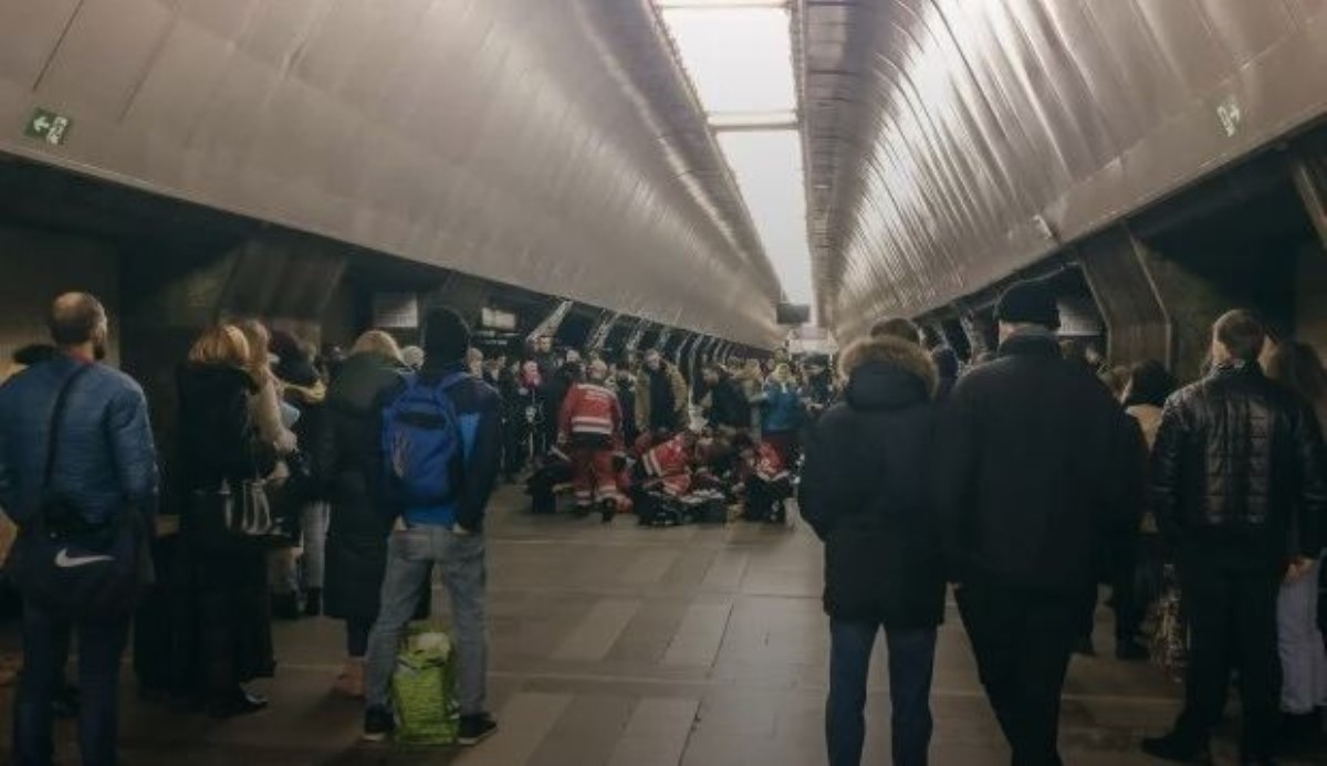 Жутко пьяная киевлянка в метро порвала "пятую точку": новогодний конфуз
