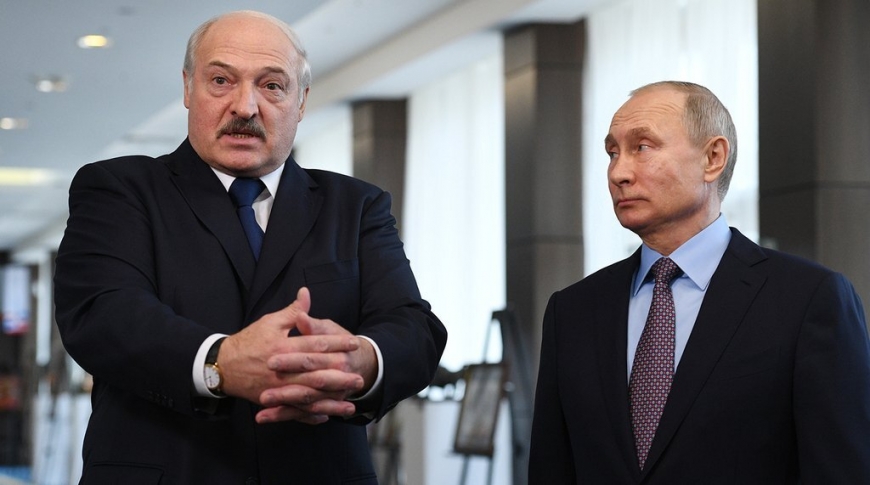 Задабривал колбасой, конфетами и салом: слили подробности переговоров Путина и Лукашенко