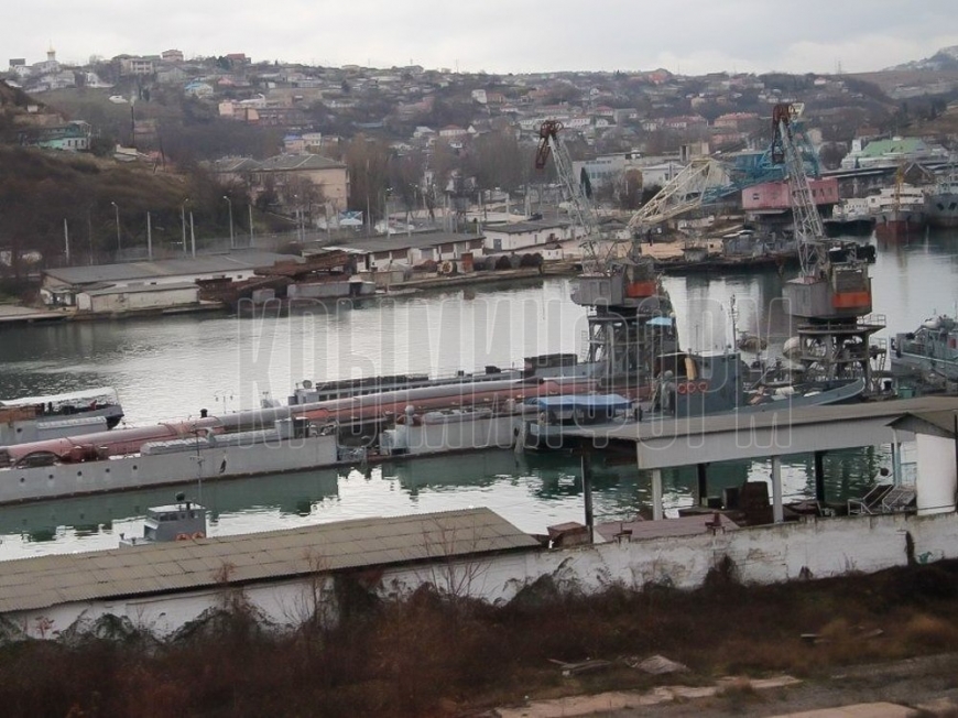 ЧП в Севастополе: появились кадры с затонувшими плавучим доком и подлодкой