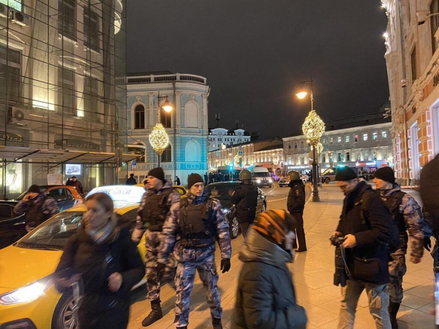 "Все в здание зашли! Быстро!" Под окнами ФСБ в Москве произошла маленькая война