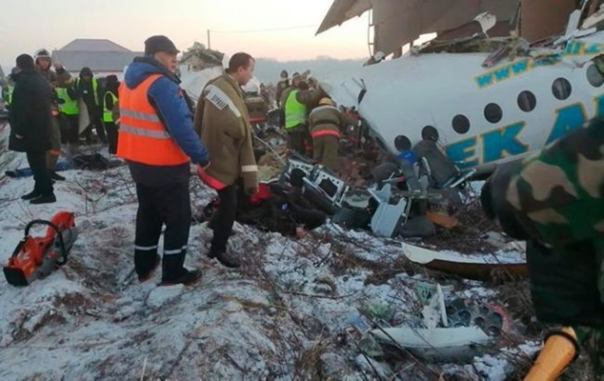 Авиакатастрофа в Казахстане: в сеть попало видео момента столкновения