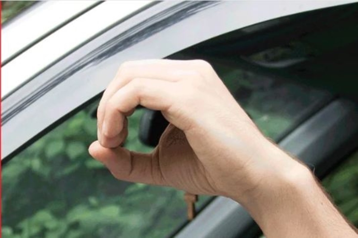 Круг рукой из окна обгоняющего авто: почему важно знать водительский знак