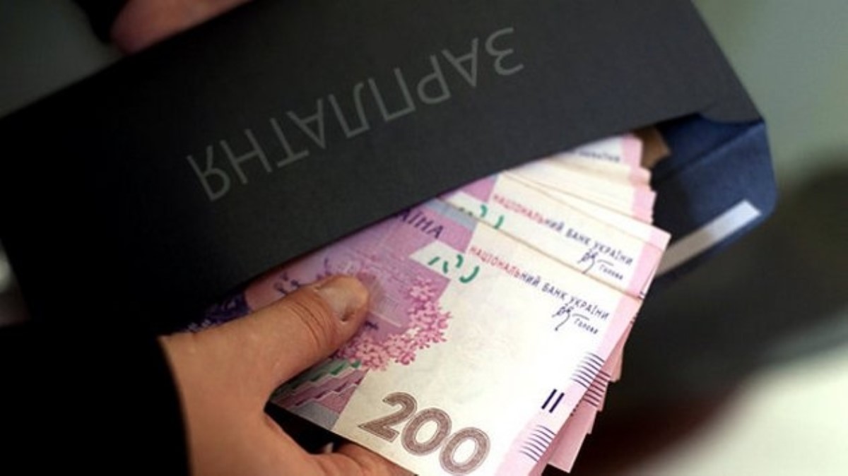 Впервые за 12 лет: зарплата в Украине побила рекорд России и Беларуси