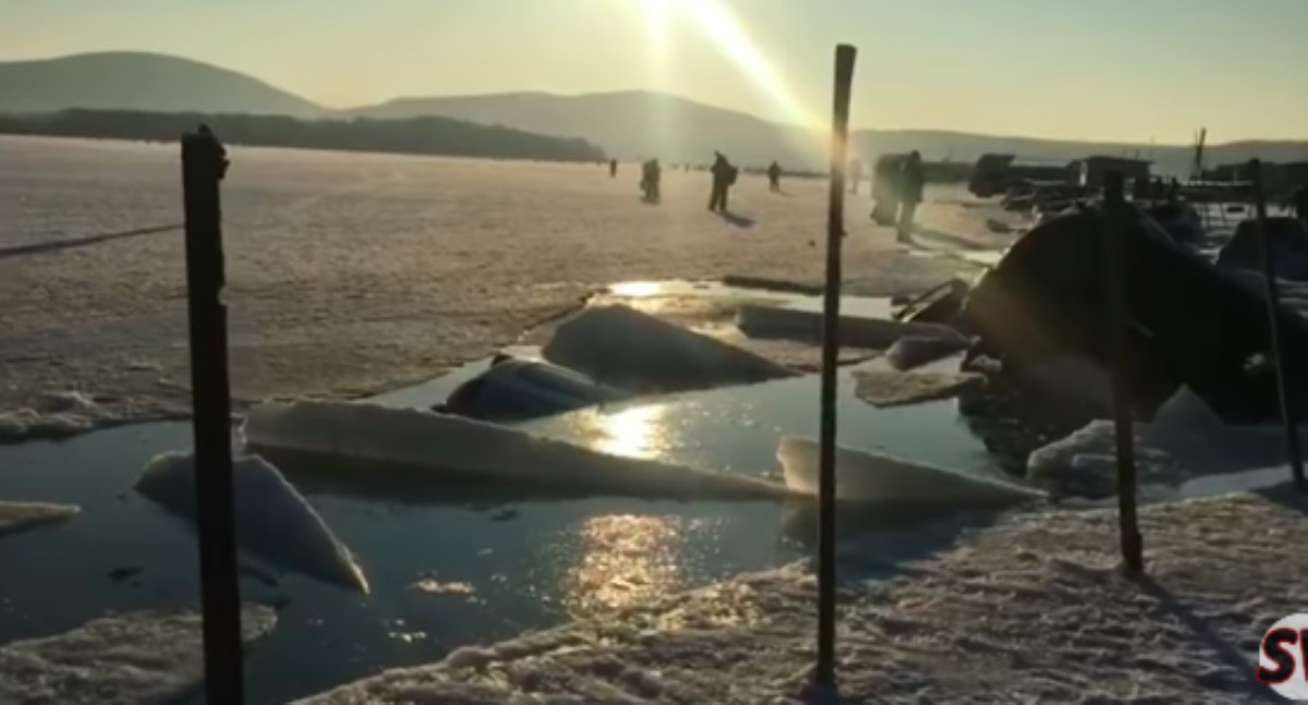 Массовое утопление: 30 машин разом ушли под лед в России