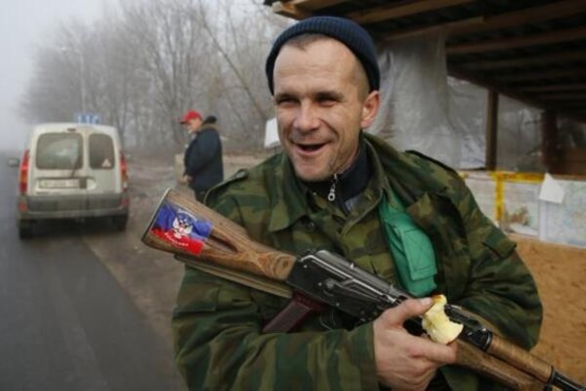 В Луганске наемники шмонали  машины с украинскими номерами