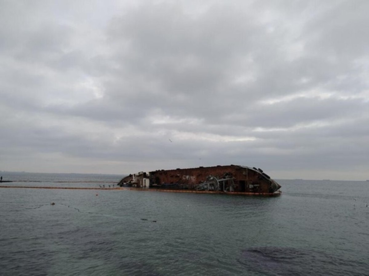 Затонувший в Одессе танкер стал местом "паломничества". Фото