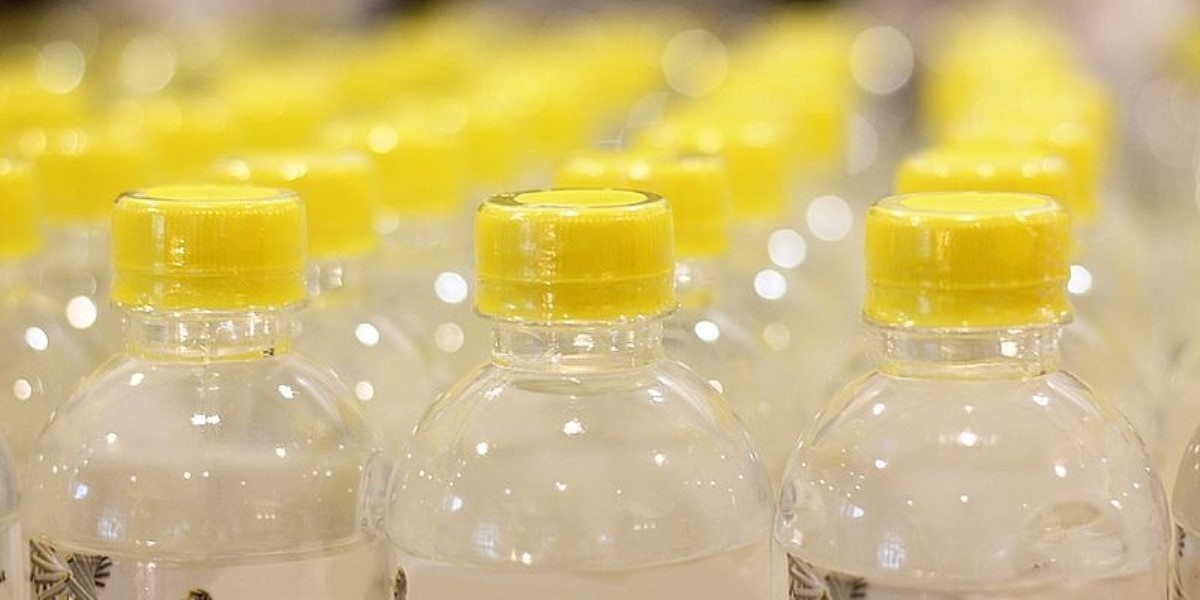Почему повторно пить из пластиковых бутылок опасно