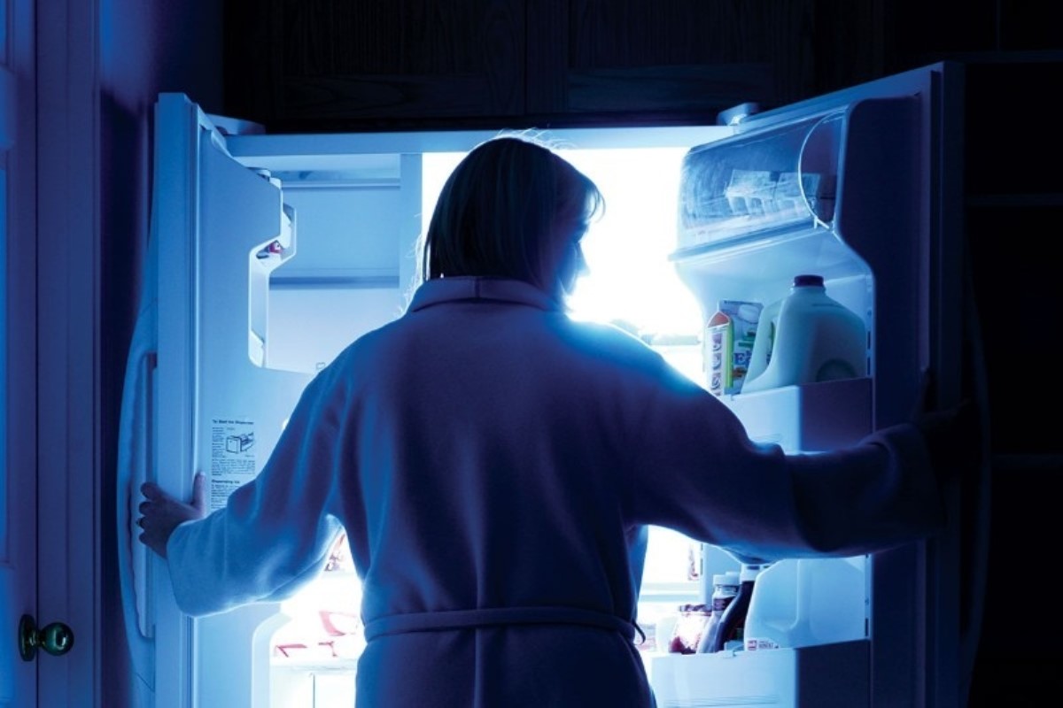 Чем плохо есть на ночь. Человек у холодильника ночью. Открывает холодильник. Открытый холодильник ночью. Человек в холодильнике.
