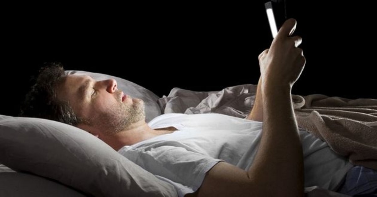 Не пользуйтесь смартфоном перед сном: врачи рассказали об опасности