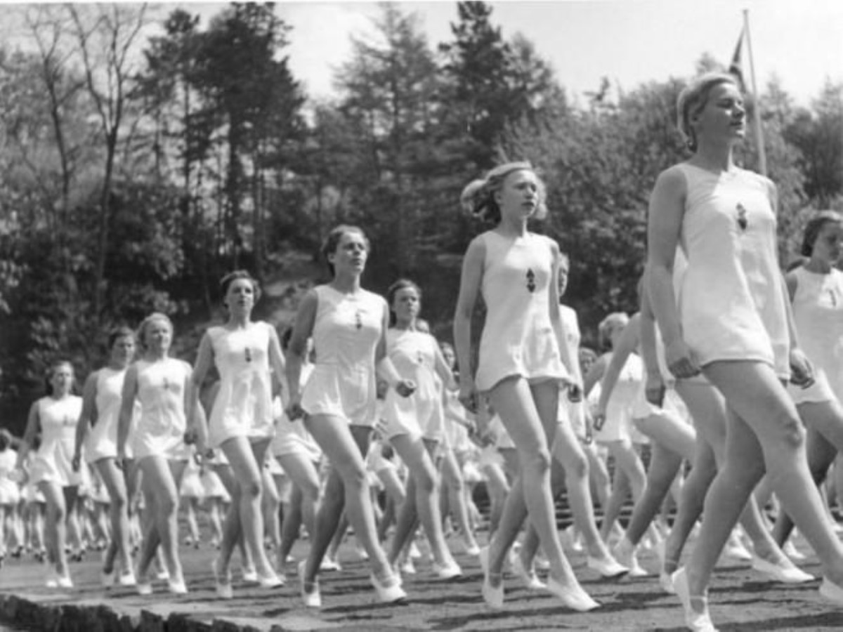 Чему учили в школе подготовки нацистских жен