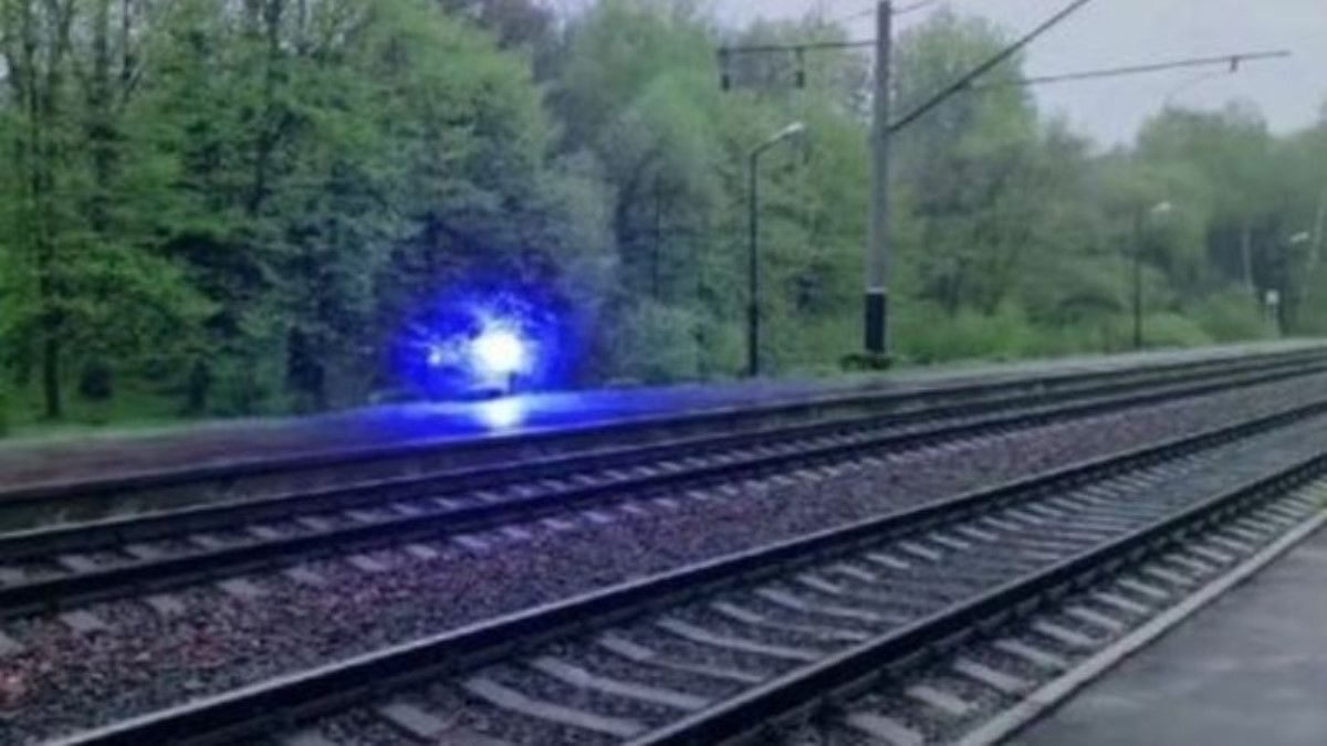 В Украине над железной дорогой заметили светящийся шар
