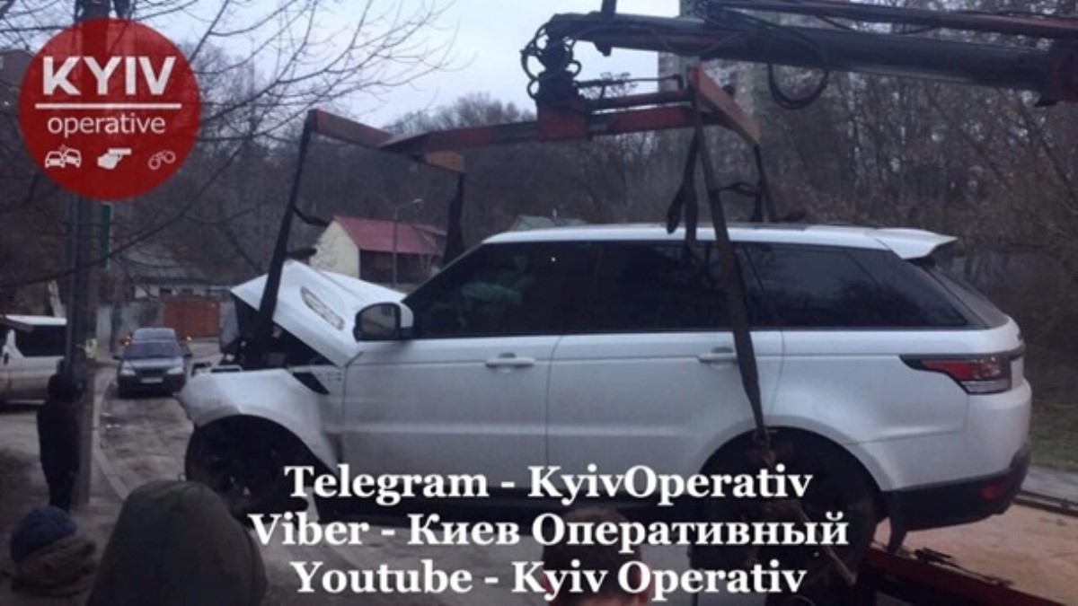 В Киеве пьяные сотрудники СТО разбили Range Rover клиента. Фото