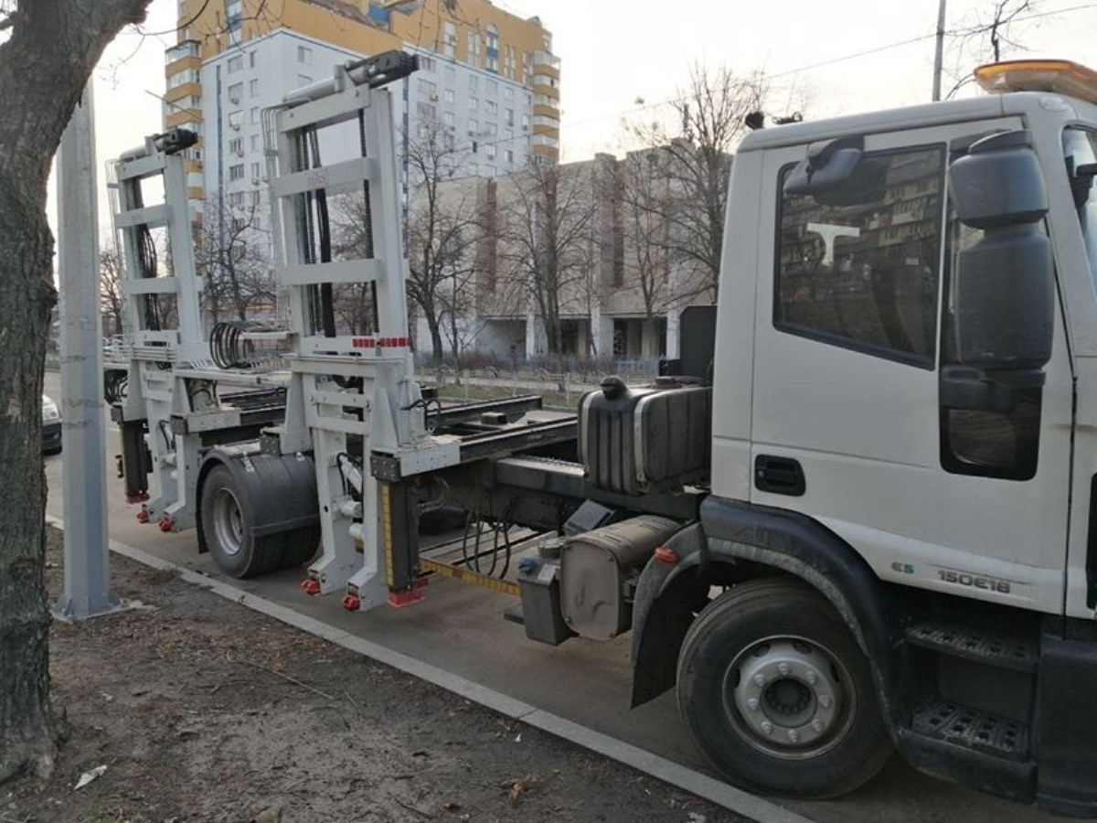 Забирают авто за минуту: в Киеве появились новые эвакуаторы