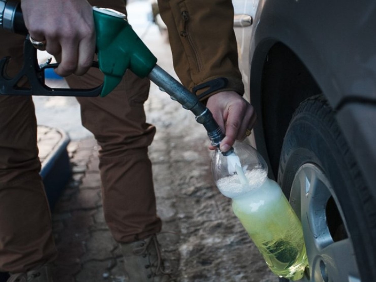АЗС разрешили заливать бензин в пластиковые канистры