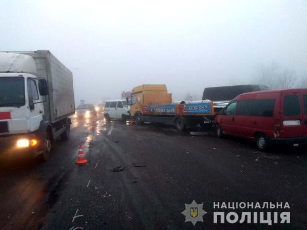 На трассе под Ровно столкнулись семь авто