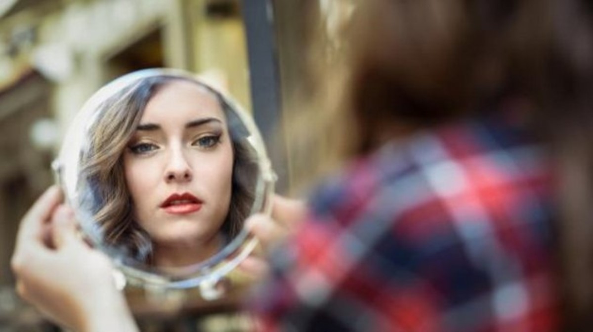 Семь лет одиночества: чем для женщины опасно разбитое зеркало