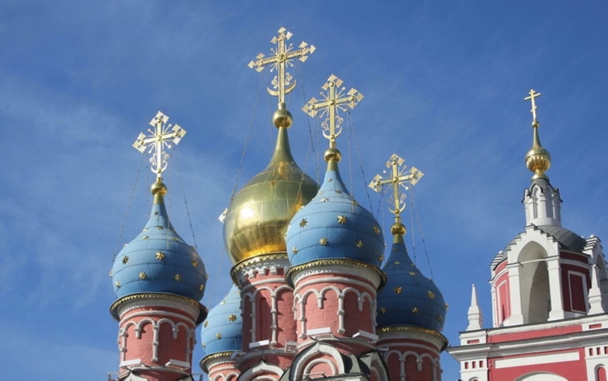 Почему на православном кресте установлен полумесяц