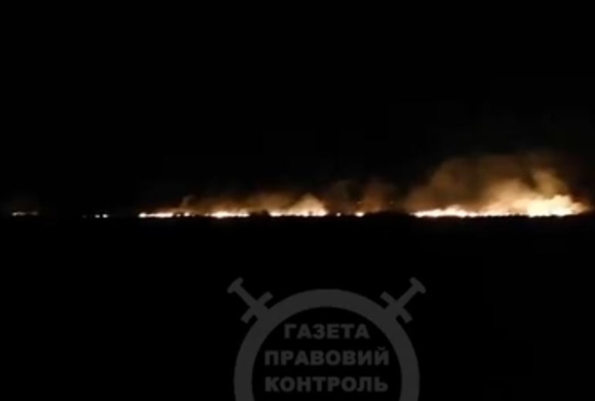 Под Киевом горит сухой луг: огонь и дым несет на столицу